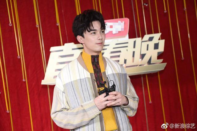 直通春晚录制生图,热巴穿高跟鞋脚变L形,魏大勋牙竟是两种颜色