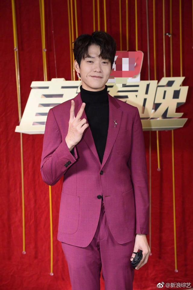 直通春晚录制生图,热巴穿高跟鞋脚变L形,魏大勋牙竟是两种颜色