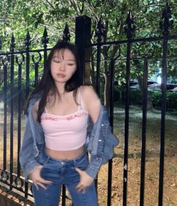 ​甄子丹17岁女儿晒美照！化浓妆穿露脐上衣，五官酷似母亲颜值超高