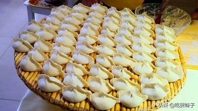 ​鲅鱼饺子好吃有秘诀，教你调馅小技巧，鲜香多汁不腥气，太好吃了